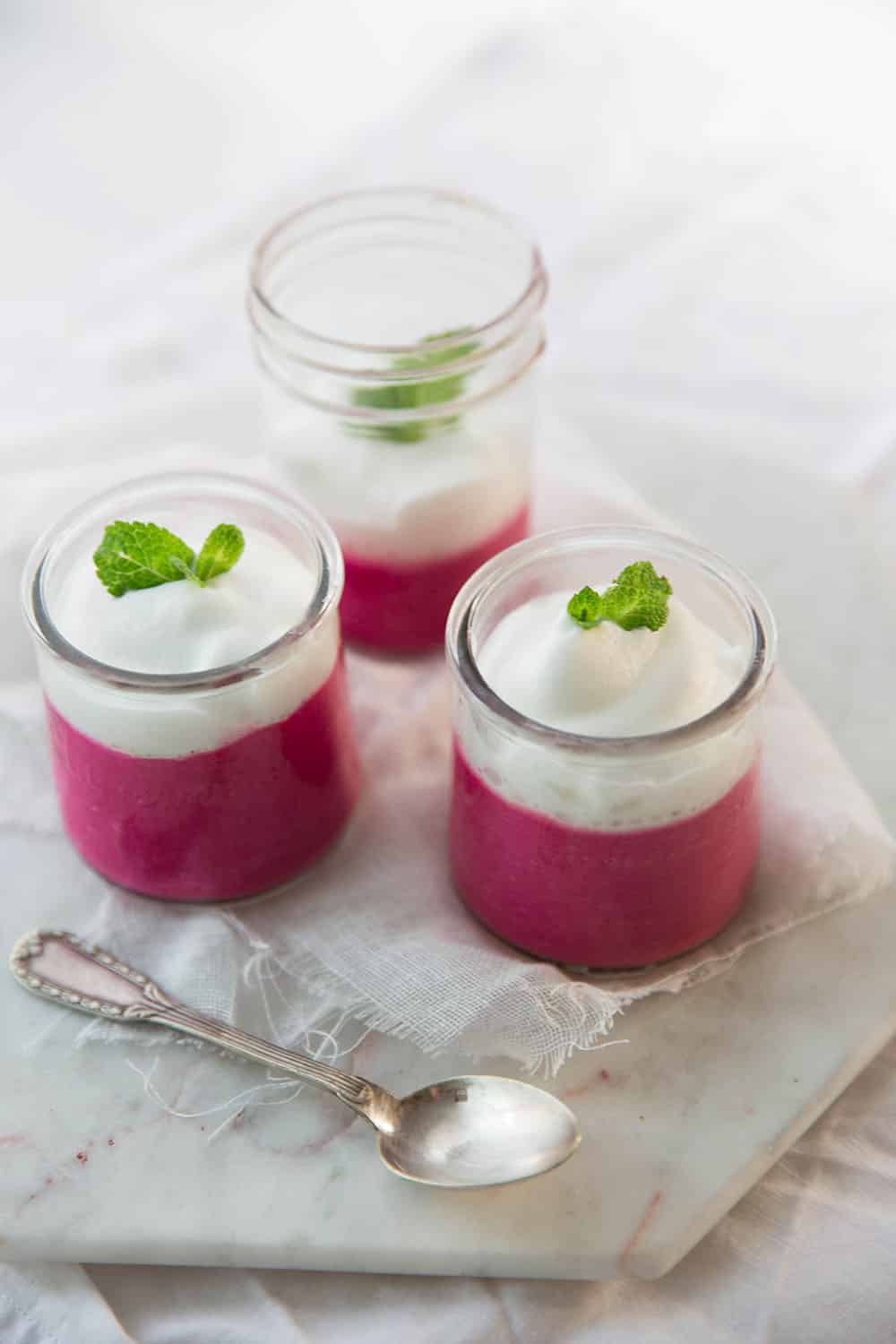 Crème de betterave et ricotta, mousse de lait à la menthe