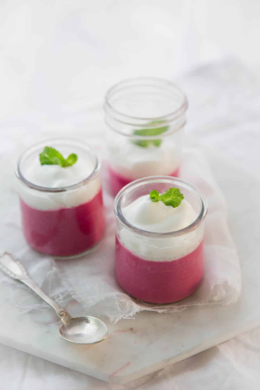 Crème de betterave et ricotta, mousse de lait à la menthe