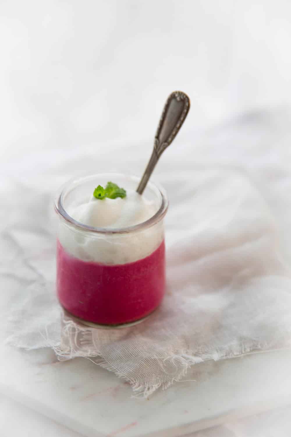 Crème de betterave et ricotta, mousse de lait à la menthe