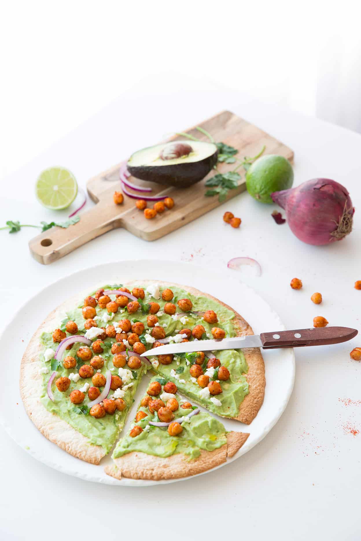 Pizza tortilla avocat pois chiches rôtis et feta