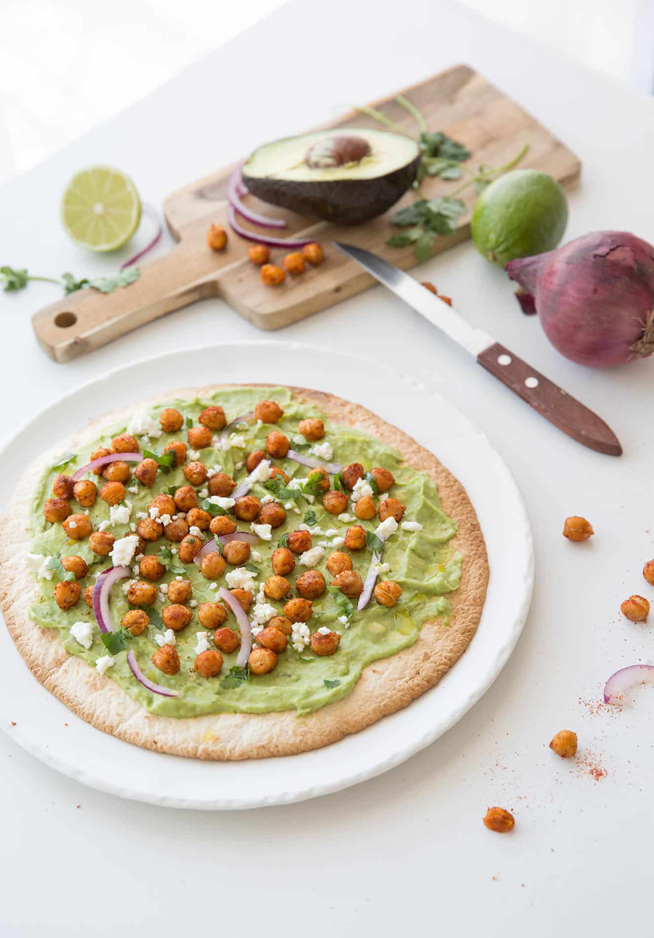 Pizza tortilla avocat pois chiches rôtis et feta