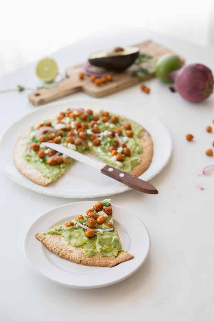 Pizza tortilla avocat pois chiches rôtis et feta