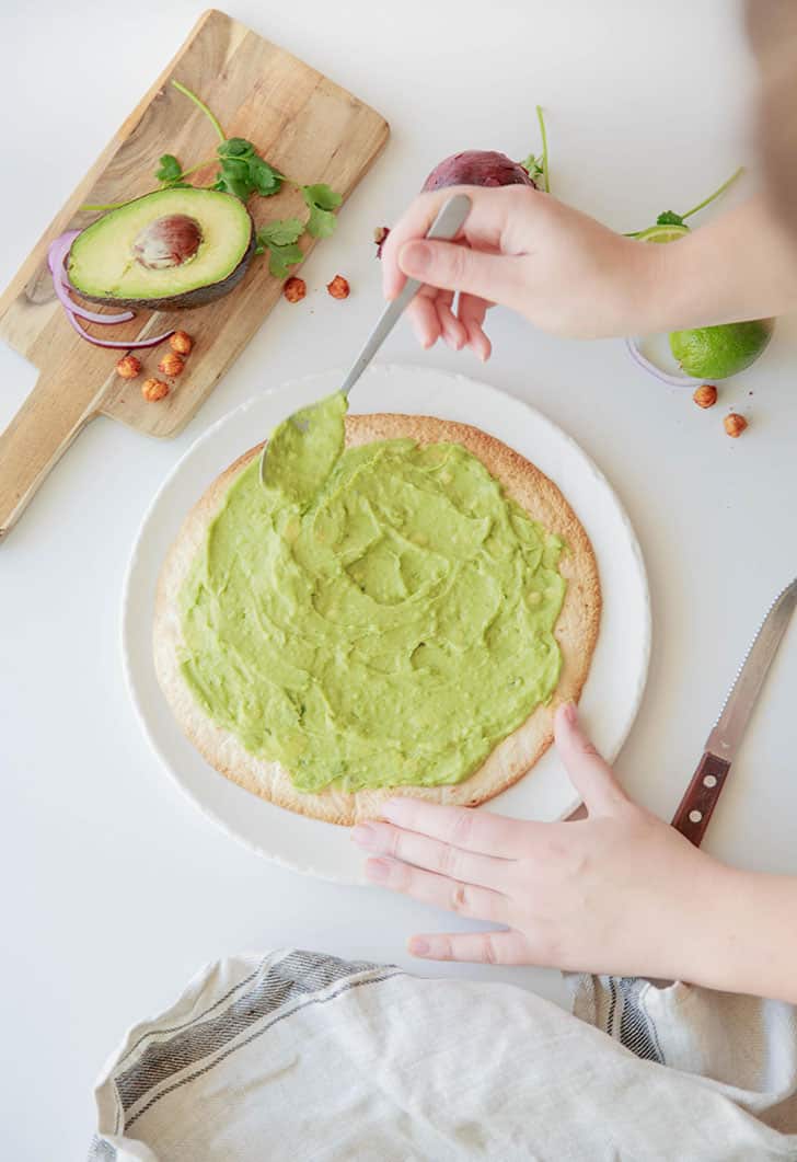 Pizza tortilla avocat pois chiches rôtis et feta