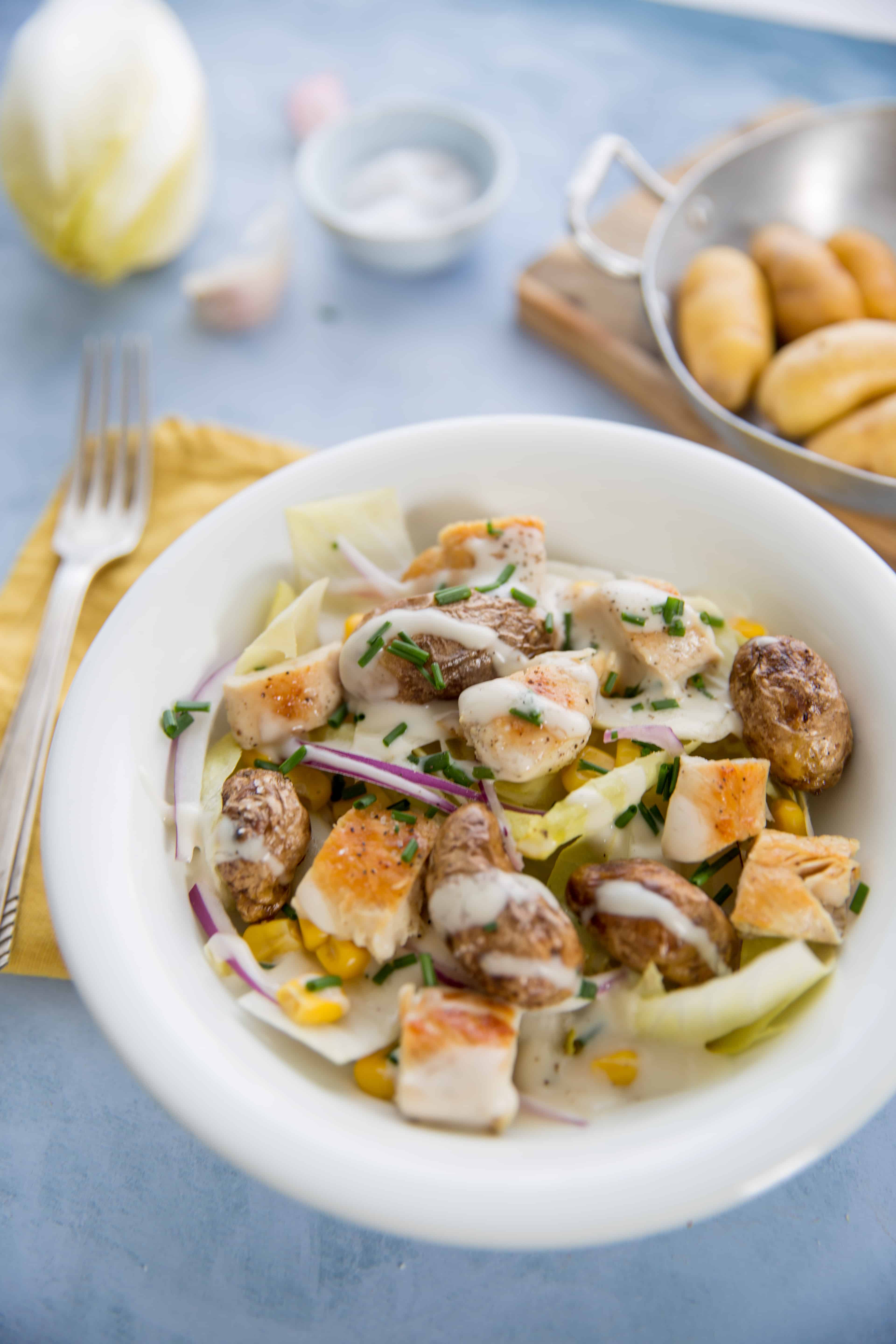 Salade d'endives, grenailles rôties et poulet