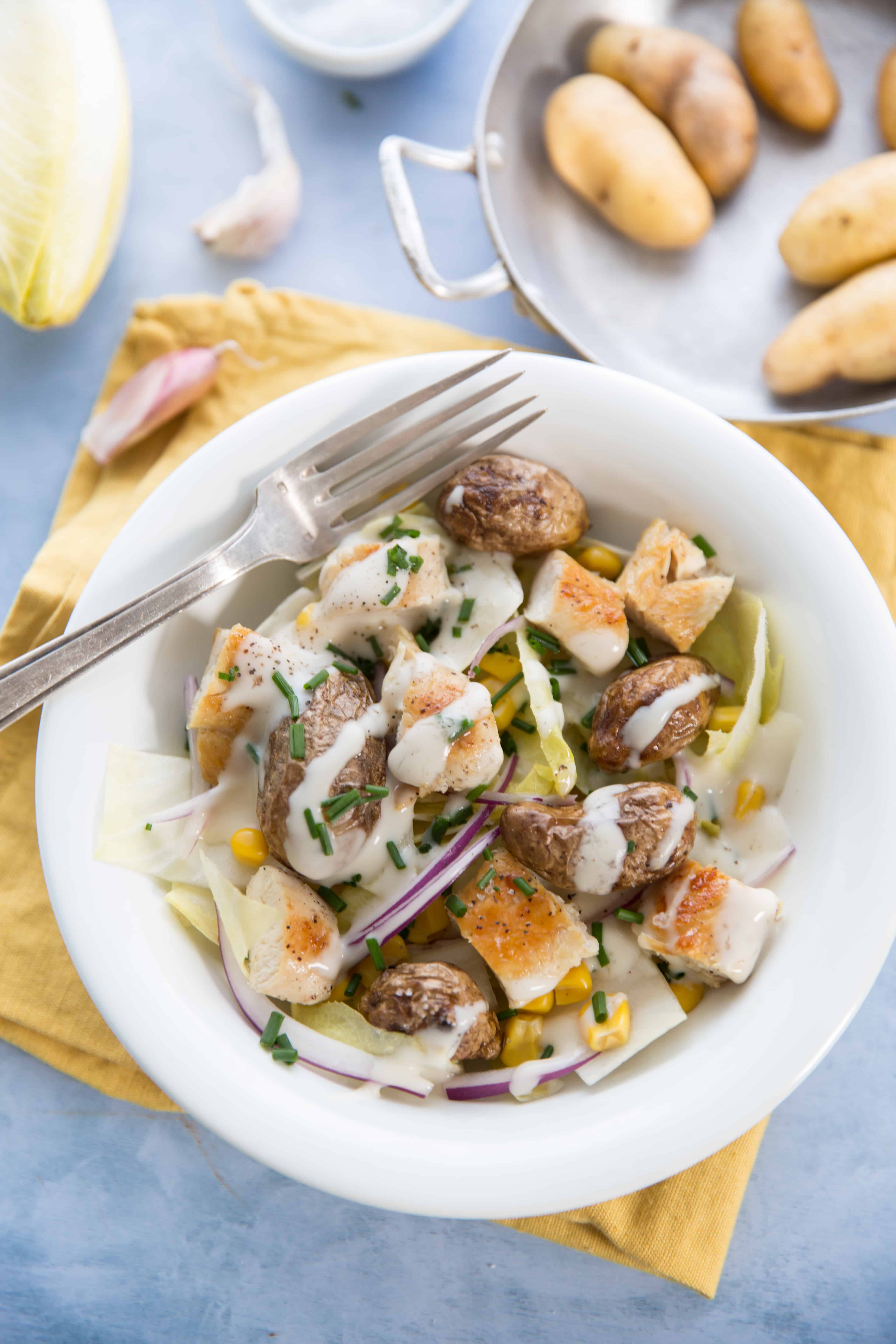 Salade d'endives, grenailles rôties et poulet